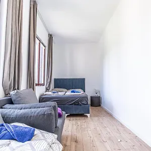 Comfy In Shared With Terrace And Garden Hostel Wiedeń